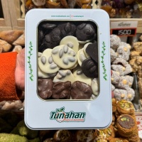 Kayısı Çekirdekli Çikolata Metal Kutuda 600 Gr.