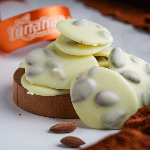 Kayısı Çekirdekli Beyaz Çikolata