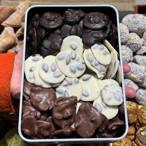 Kayısı Çekirdekli Çikolata Metal Kutuda 500 Gr.